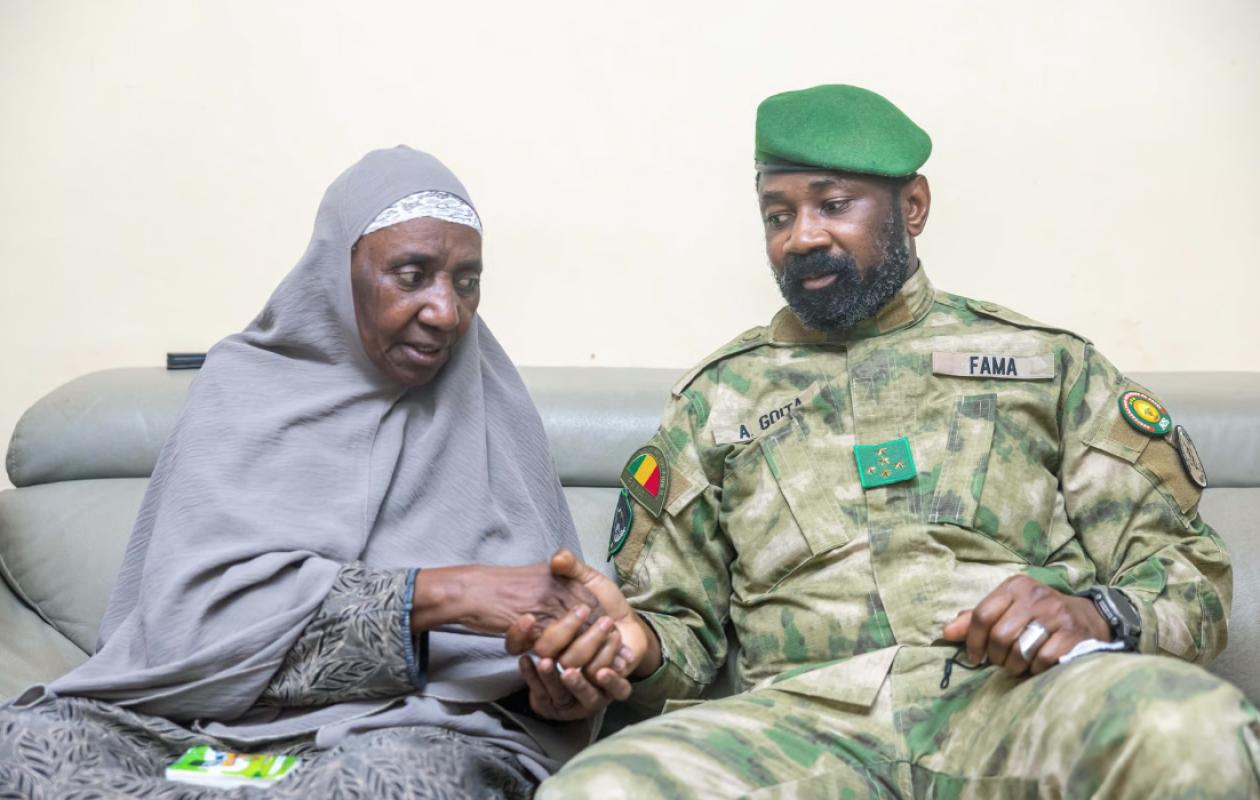 Attaques au Mali : Assimi Goïta au chevet des blessés et auprès de la famille du Général Sadio Camara