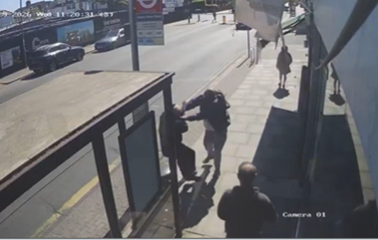 Une vidéo choquante montre un suspect terroriste poignardant deux hommes juifs à Londres