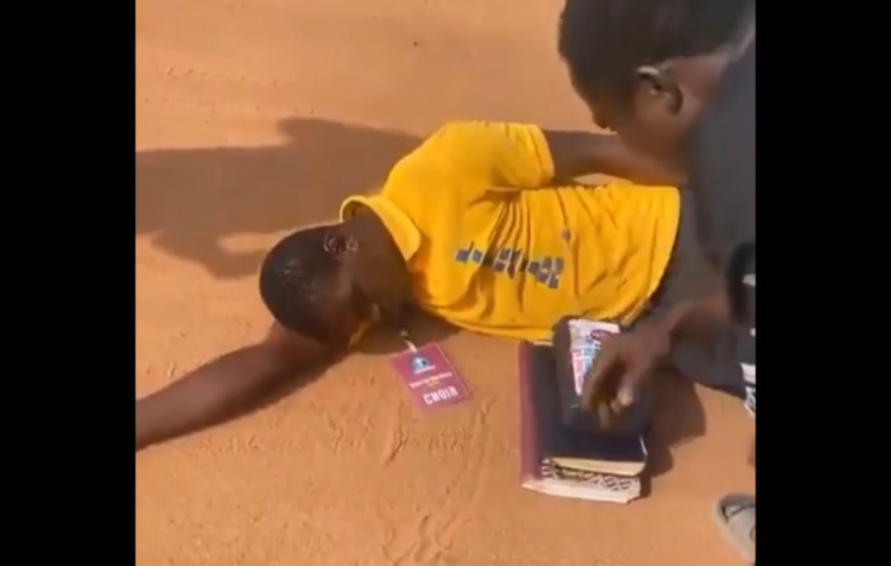 Nigeria : affamé, un pasteur nigérian s’effondre en pleine rue ( vidéo)