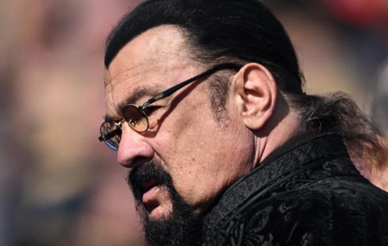 Trafic d’armes impliquant Steven Seagal démantelé par Kiev : ce que l’on sait