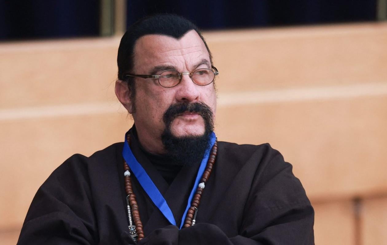 Steven Seagal incriminé dans un vaste réseau de contrebande d’armes de guerre orchestré par la Russie
