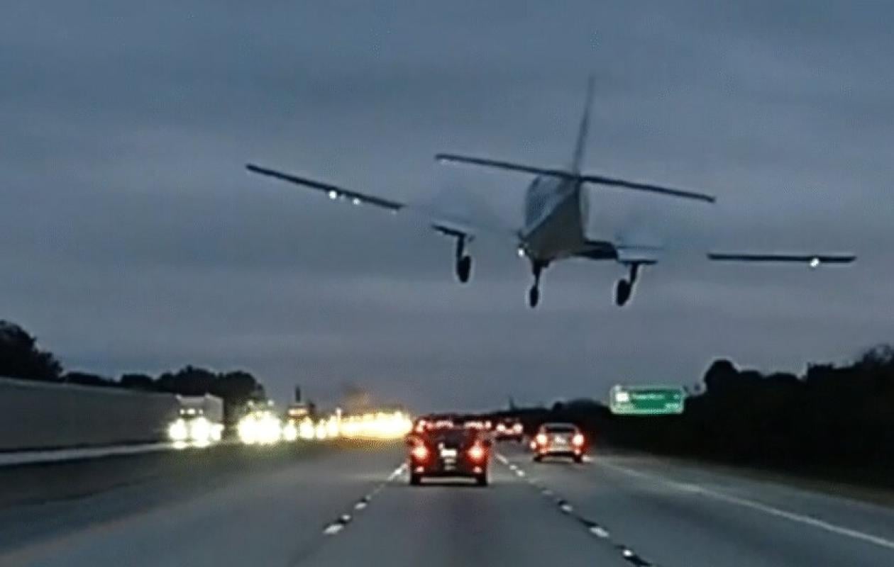 USA: un avion United Airlines heurte un camion et un lampadaire sur une autoroute