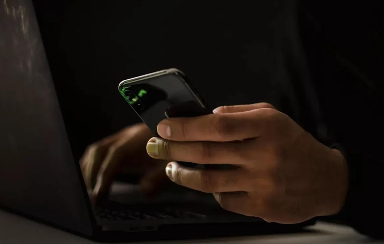 Arnaque aux appels silencieux : attention à cette nouvelle escroquerie qui utilise l’IA pour vous piéger et récupérer votre voix