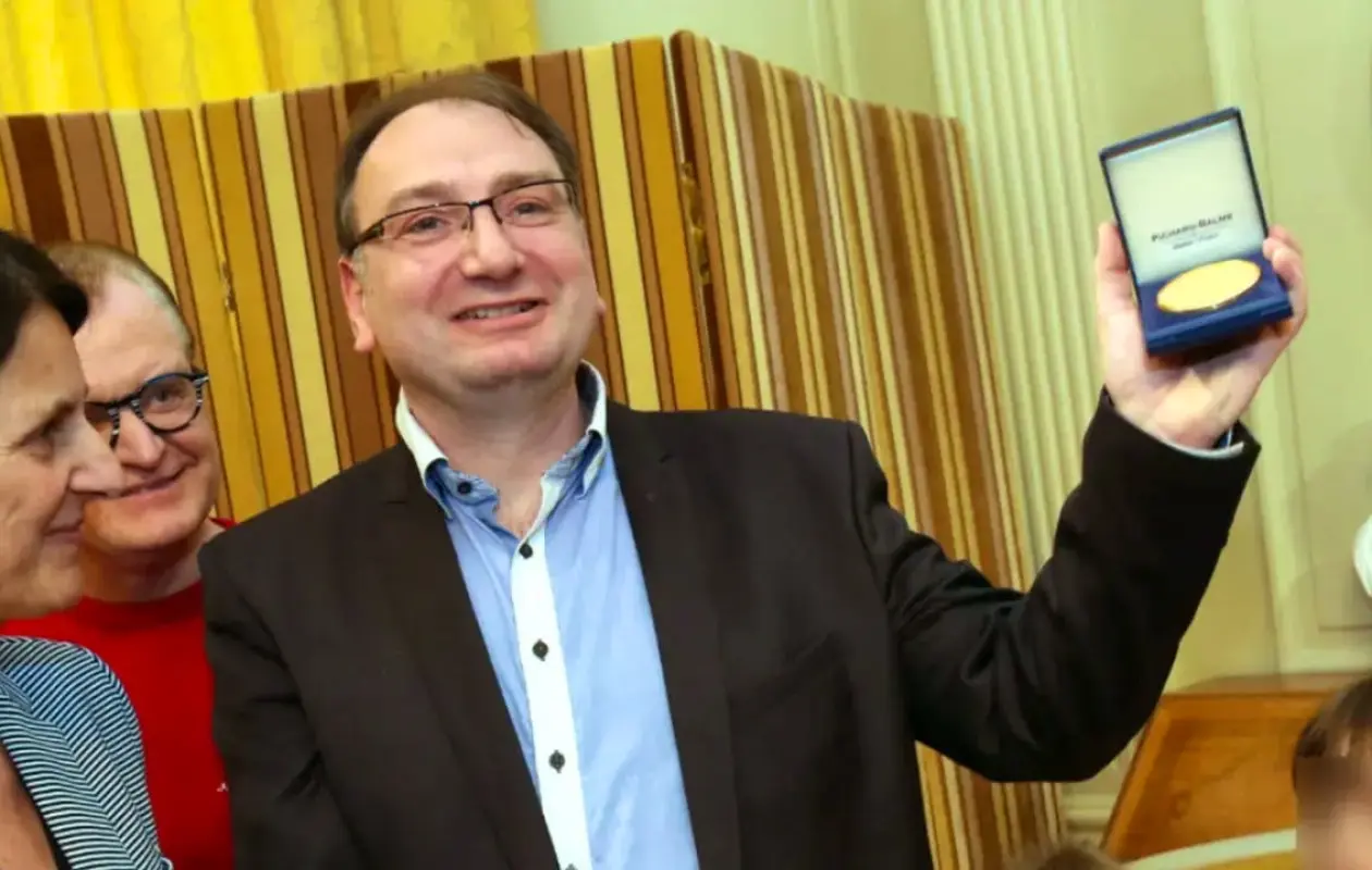 Le prof s'invente une fausse médaille de prestige, il est viré
