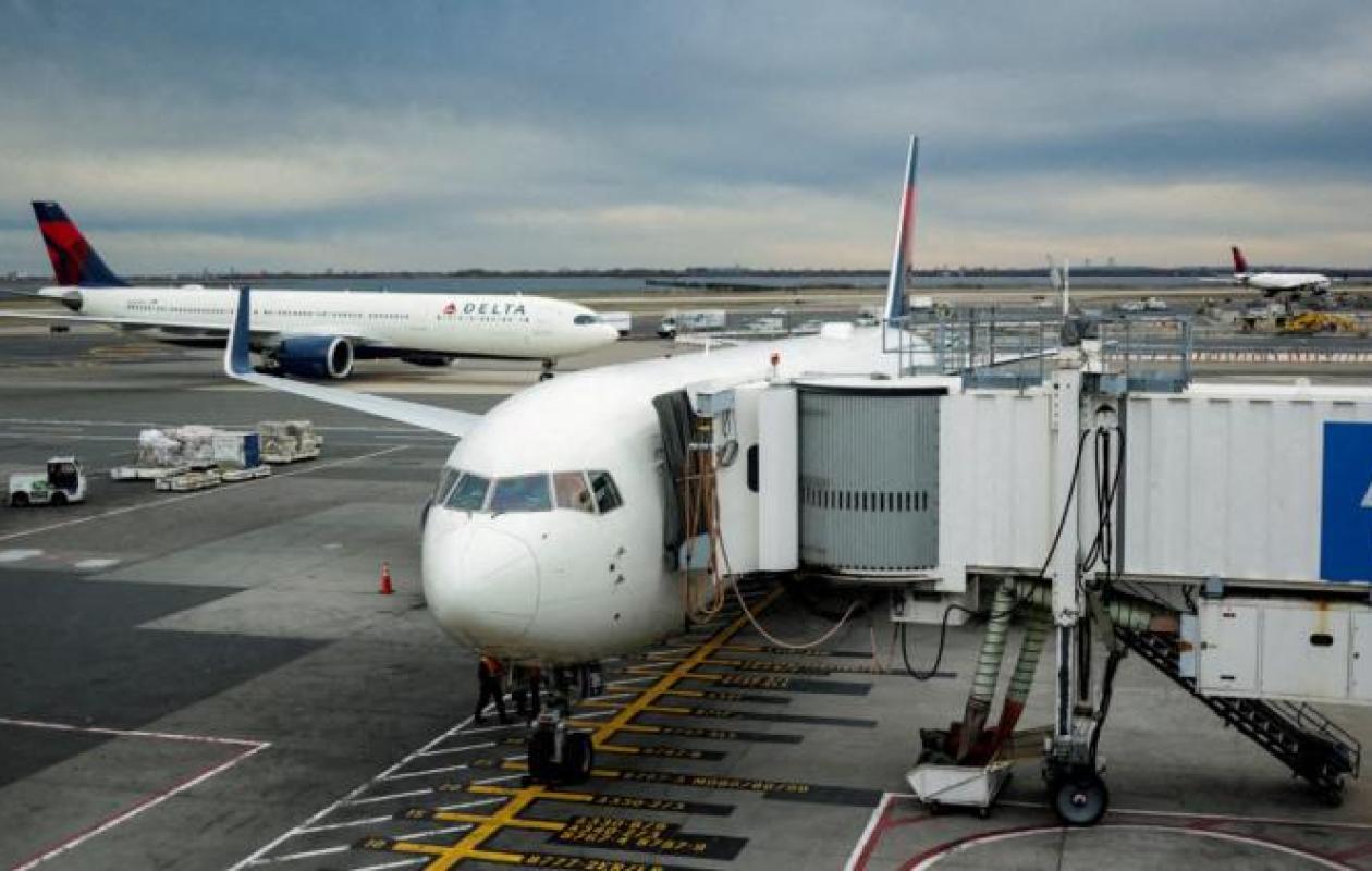Elle refuse d’éteindre son téléphone dans l'avion, le pilote fait descendre tous les passagers