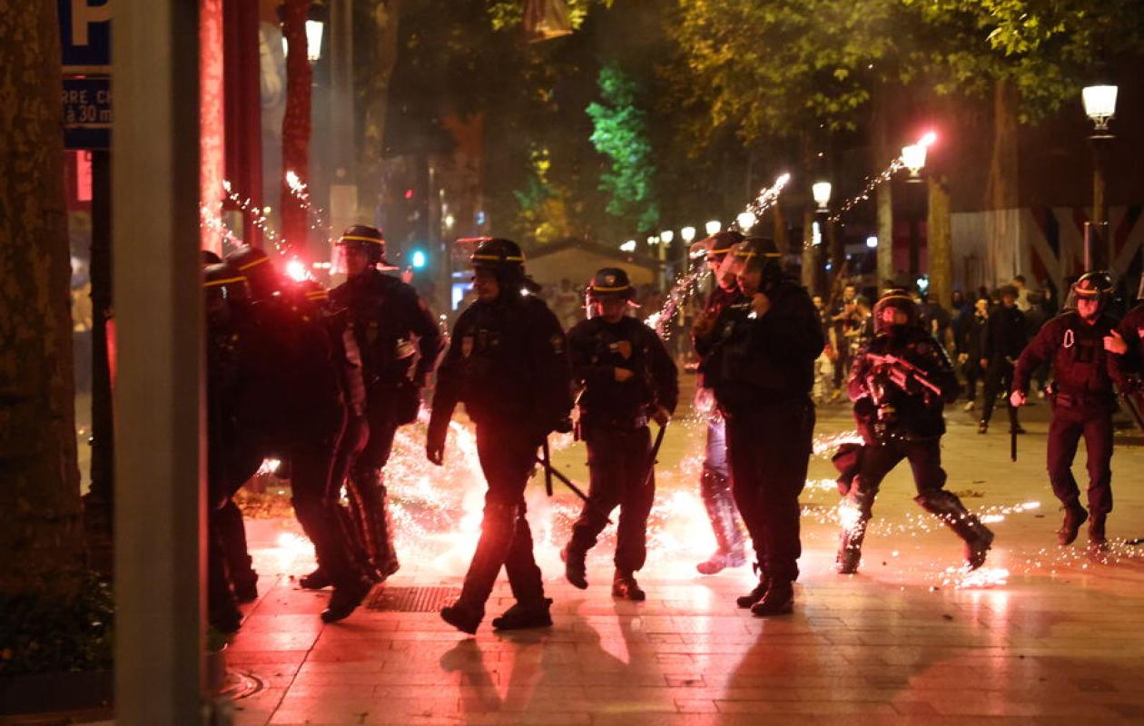 Mortiers, incendies et 127 arrestations : La fête vire au chaos à Paris après la qualification du PSG