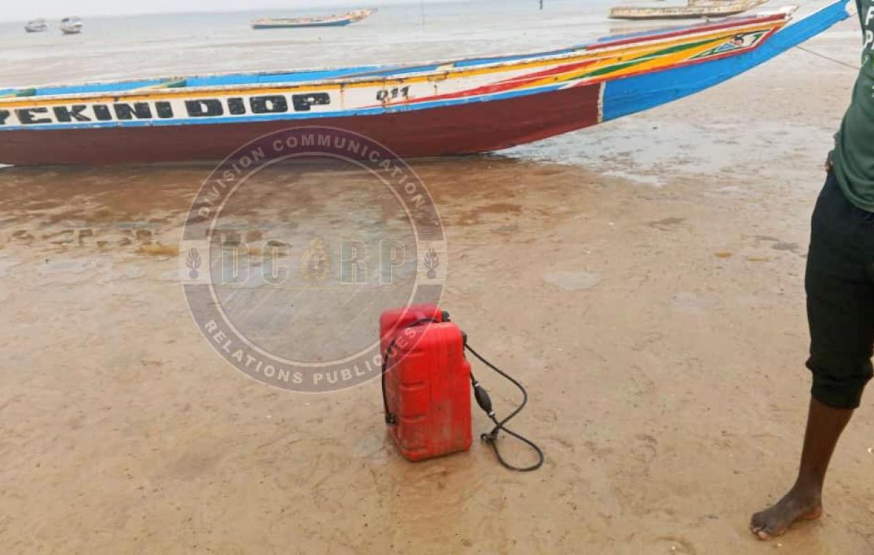 Fimela : Deux passeurs présumés arrêtés avec une pirogue et 47 bidons de carburant
