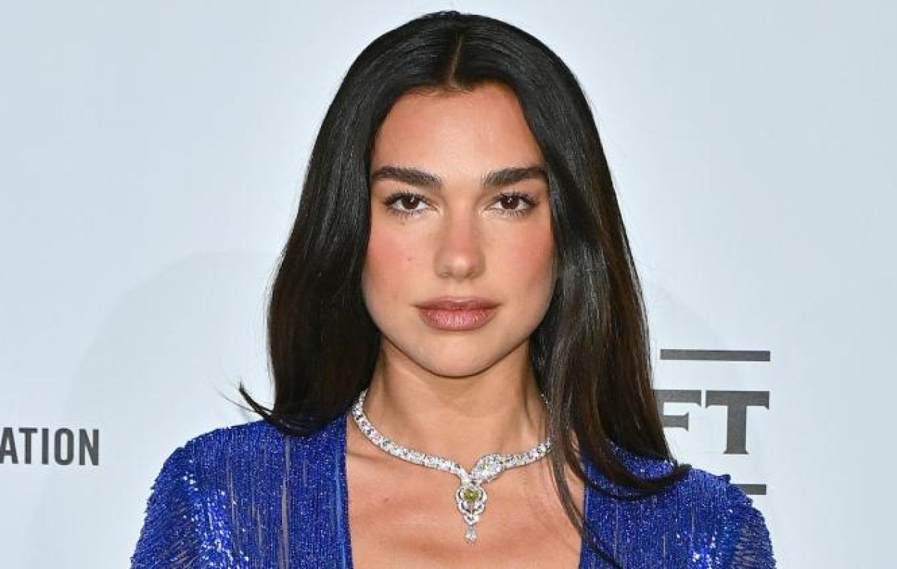 Dua Lipa : pourquoi la chanteuse britannique réclame-t-elle 15 millions de dollars à Samsung ?