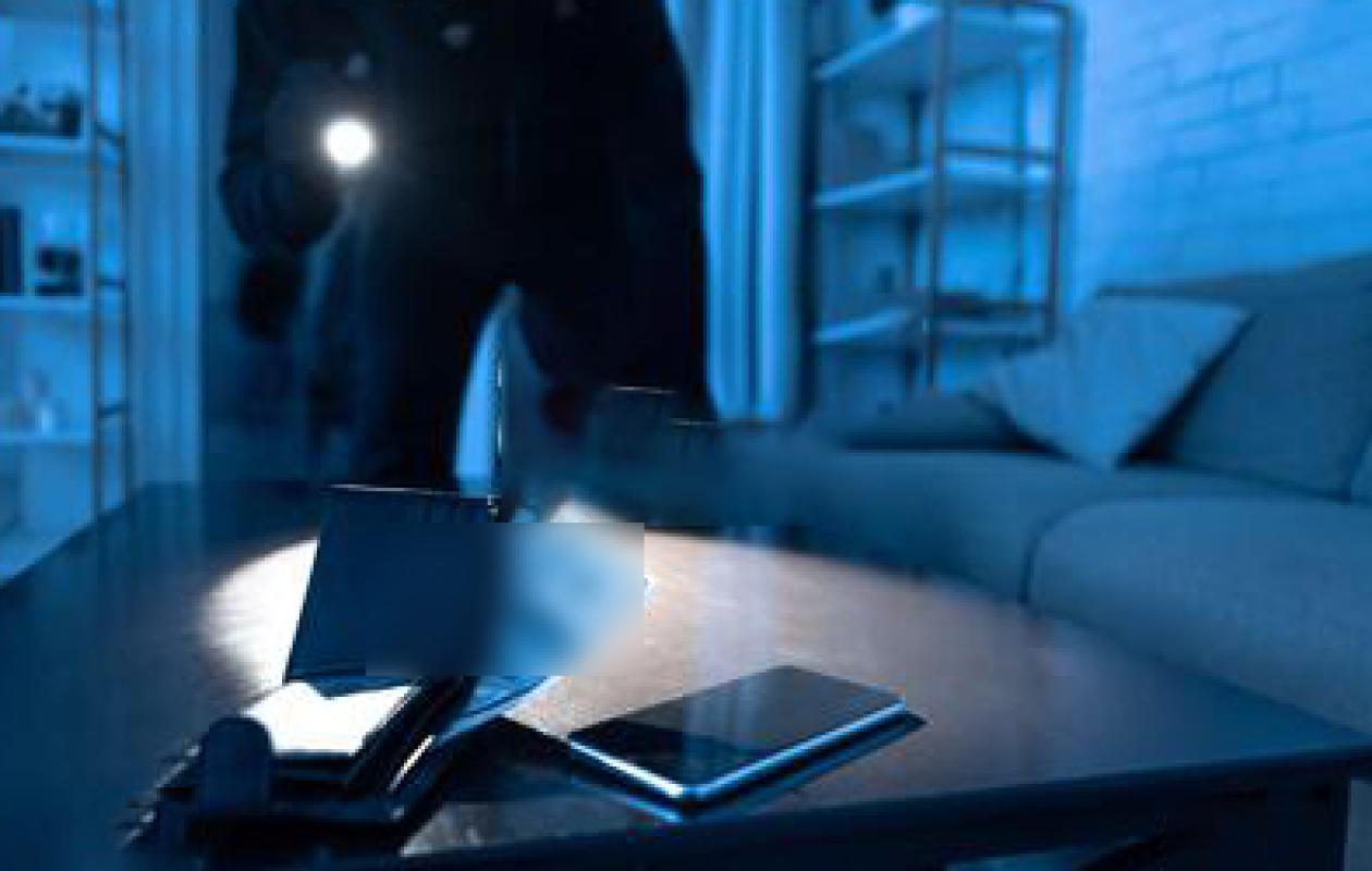 Tentative de vol : Surpris dans une chambre en train de voler un téléphone, il évoque la visite d'un ami