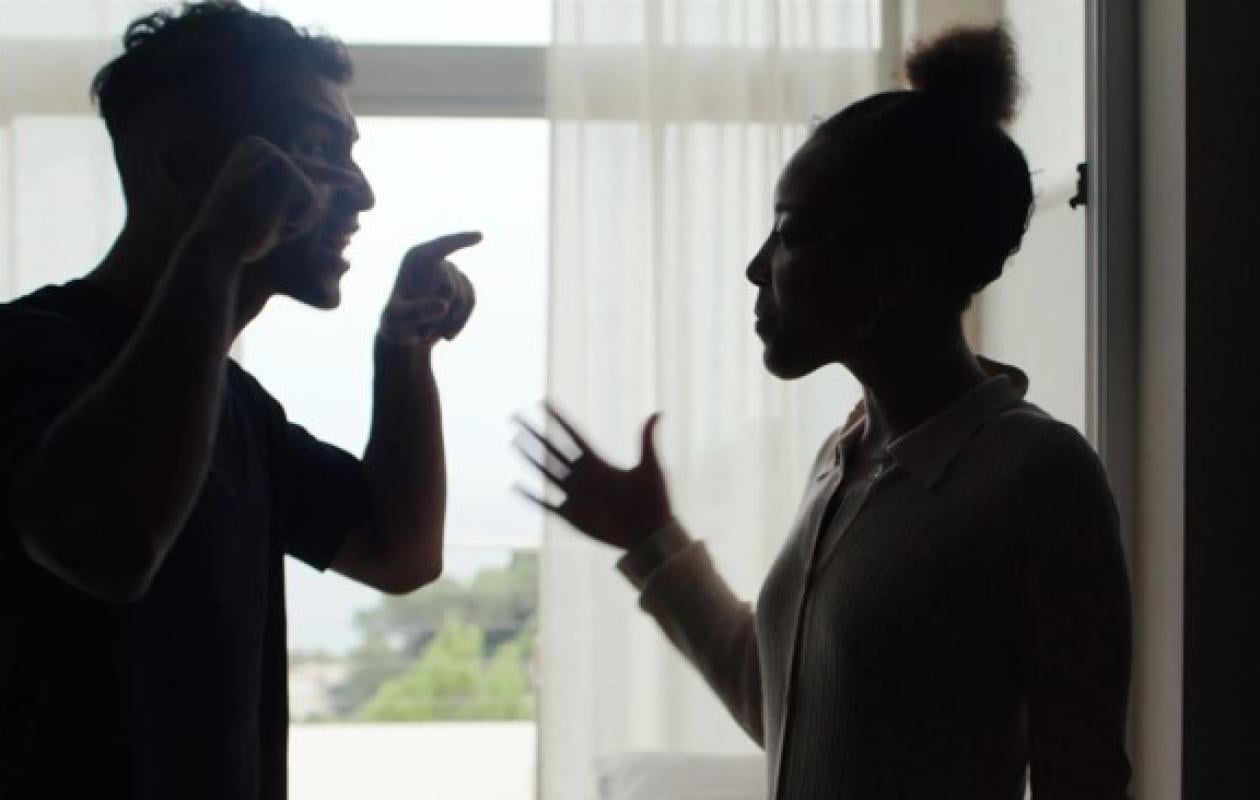 « Il est arrivé avec toutes ses affaires » : Attention, votre nouveau coup de foudre pourrait être « hobosexuel »…