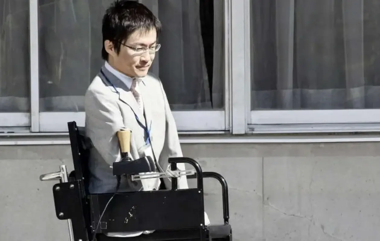Japon : né sans bras ni jambes, un célèbre auteur avoue cinq liaisons