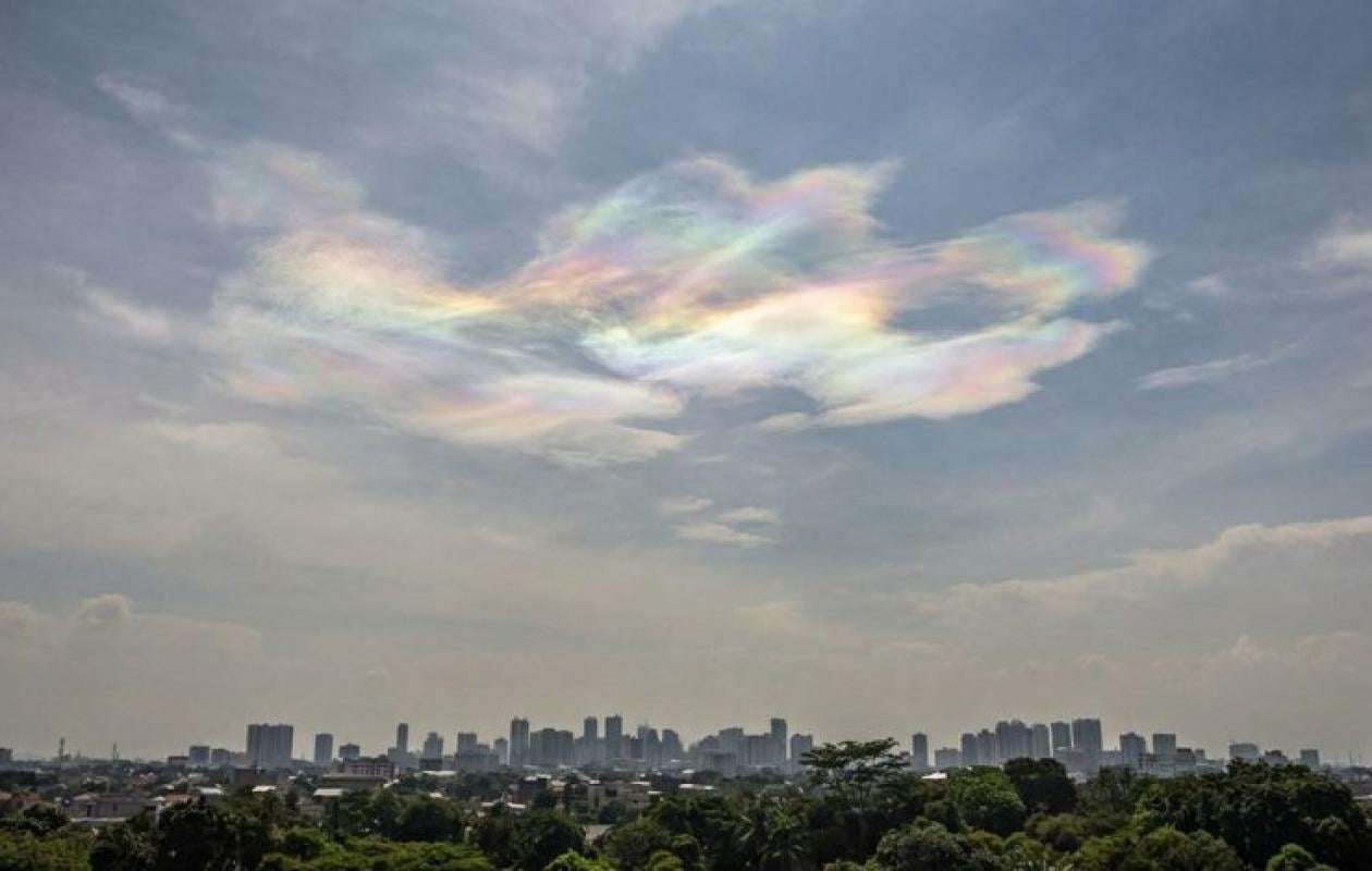 Indonésie : un nuage arc-en-ciel affole les réseaux sociaux