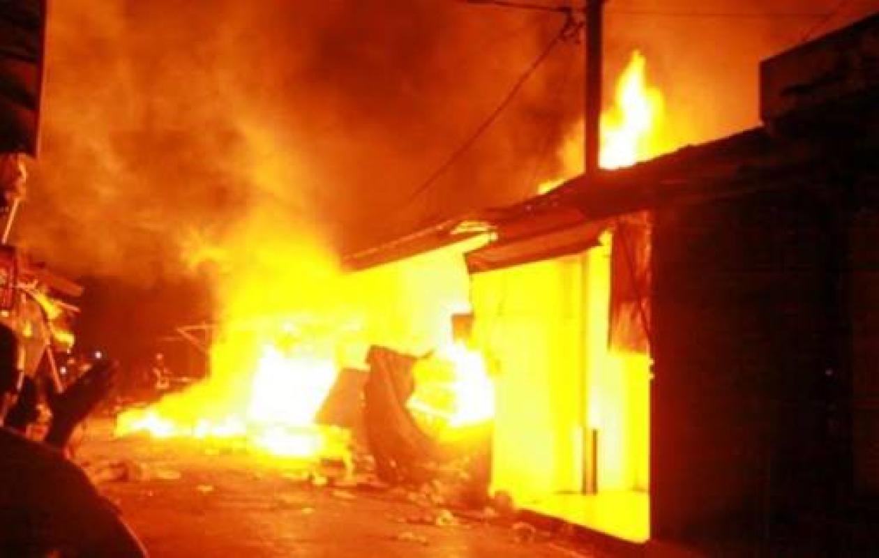 Incendie nocturne à Gibraltar 2 : un magasin de chaussures et de sacs parti en fumée, 12,8 millions de francs CFA de pertes