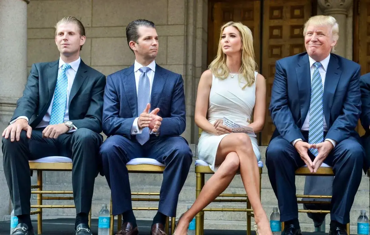 Trump accusé de s'en mettre plein les poches avec ses fils