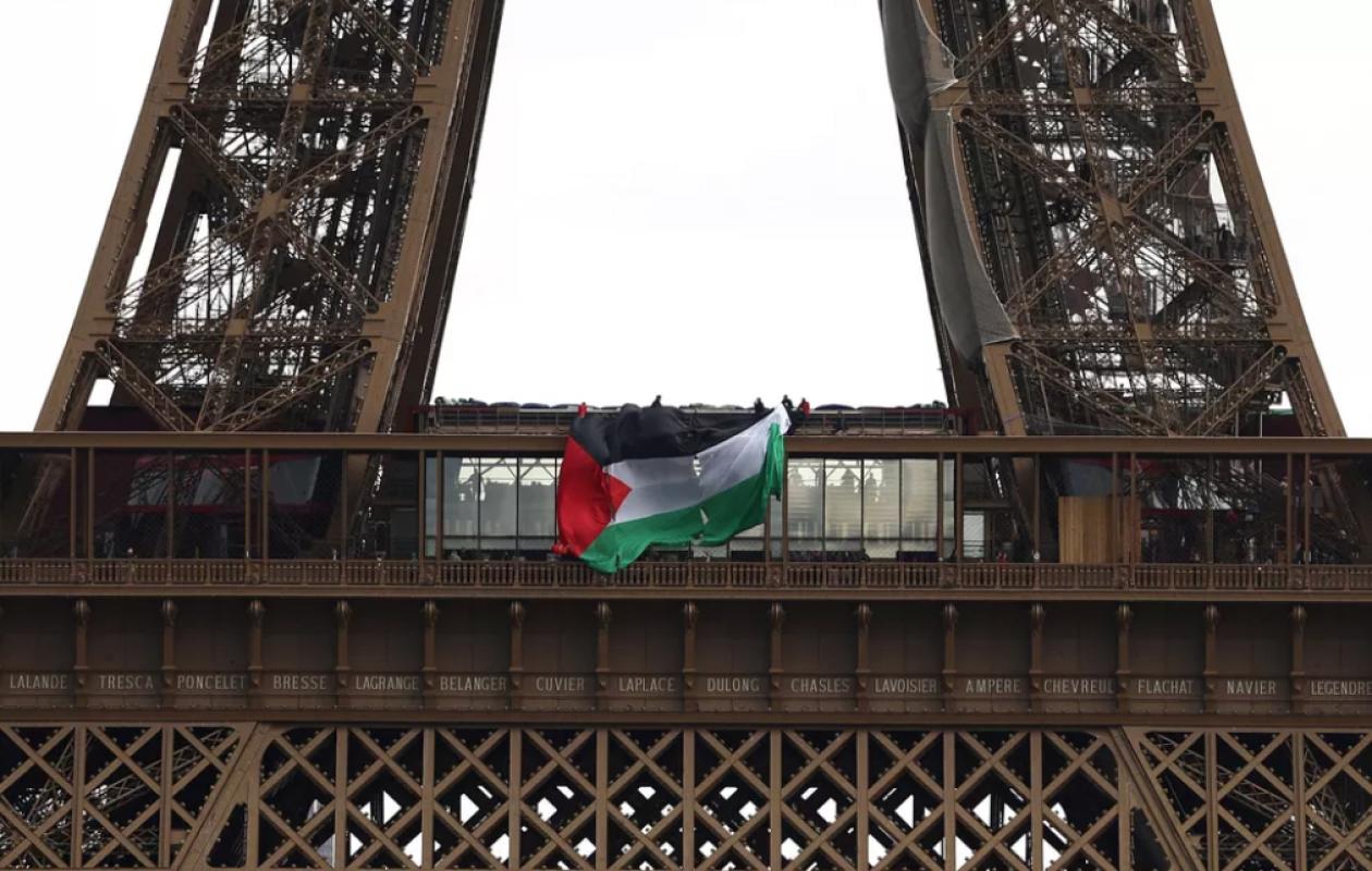 Un drapeau palestinien déployé sur la tour Eiffel à Paris, six interpellations