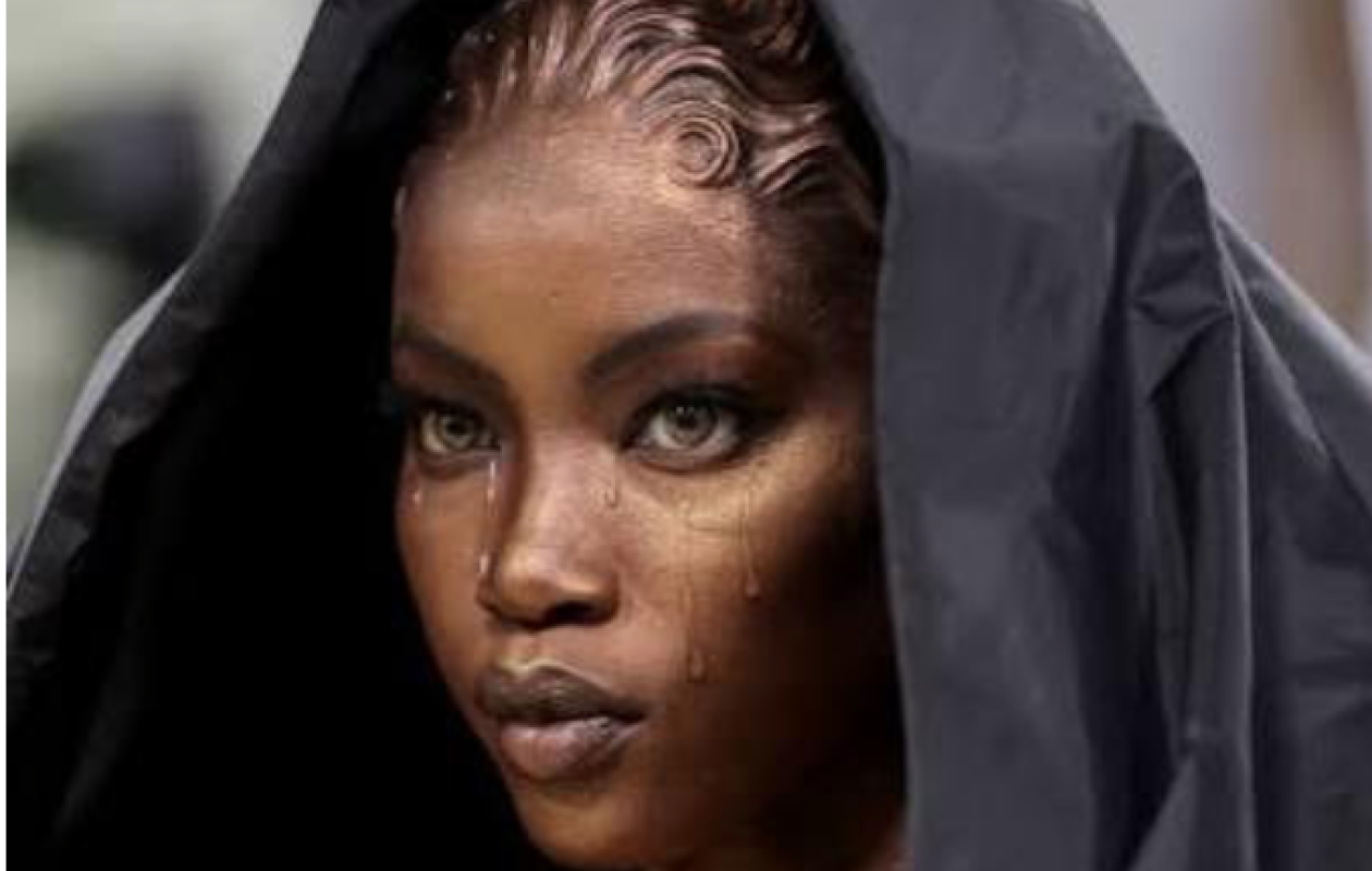 Harcelée et traitée de "plus laide de l'école", Anok Yai devient la reine mondiale de la mode !
