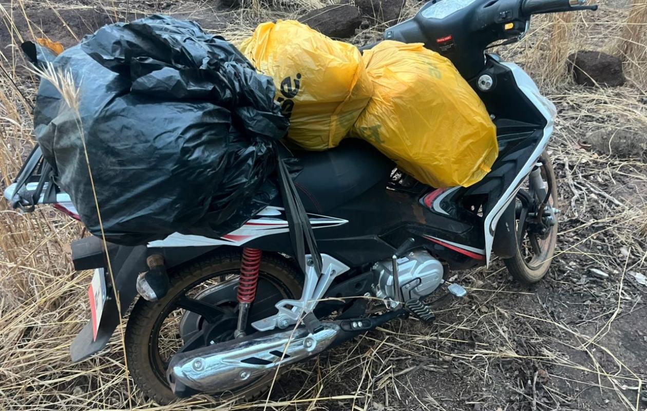Kédougou : 30,5 kg de chanvre indien saisis à Bantaco, un trafiquant en fuite abandonne sa moto