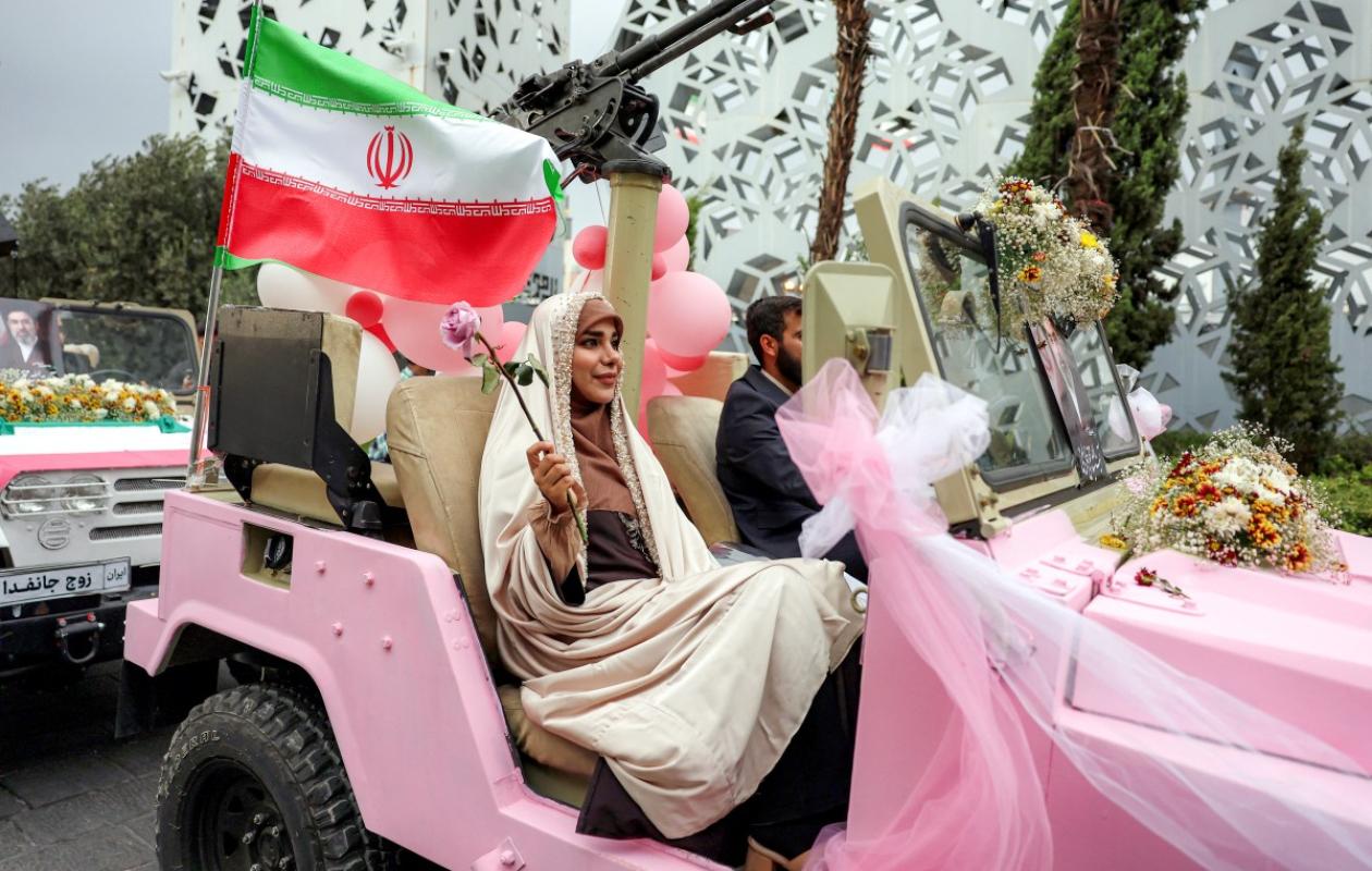 En Iran, des mariages collectifs pour des couples prêts au "sacrifice" de guerre