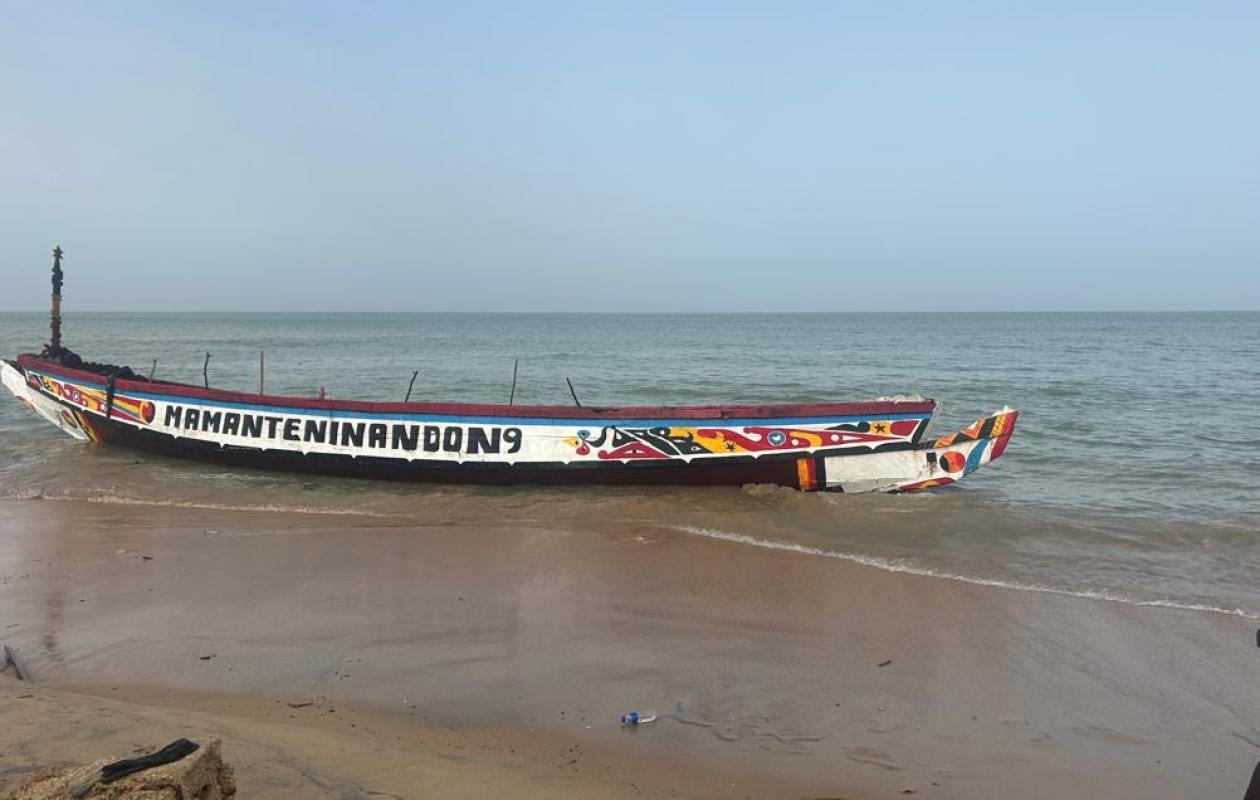 Ngaparou : Une pirogue partie de Gambie avec 210 clandestins s'échoue sur la plage après la panne de deux moteurs en mer