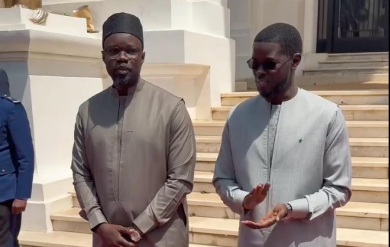 Palais : Sonko et Diomaye, les images d'une ambiance très taquine entre les deux hommes devant un groupe d’élèves