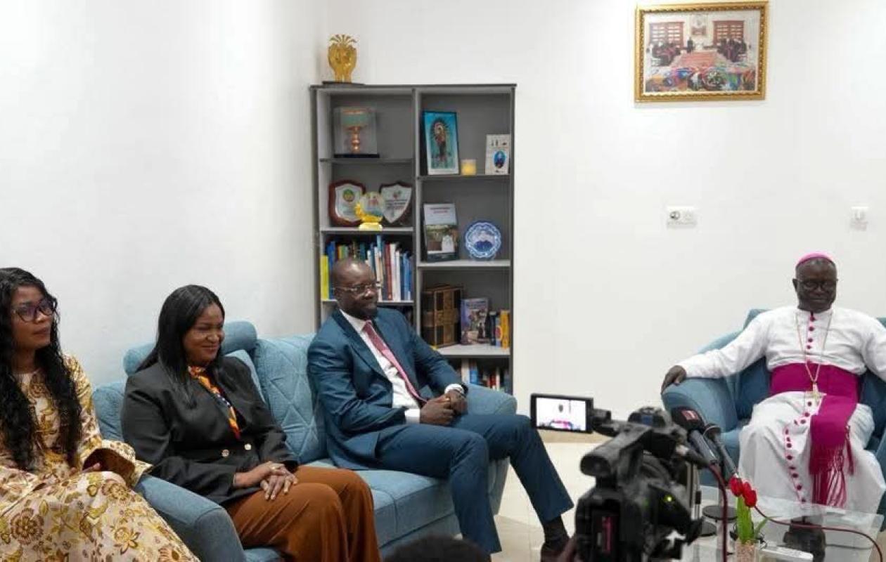 Cathédrale de Dakar :  Ousmane Sonko, Marie Rose Faye et Béatrice Germaine Faye reçus par l'Archevêque