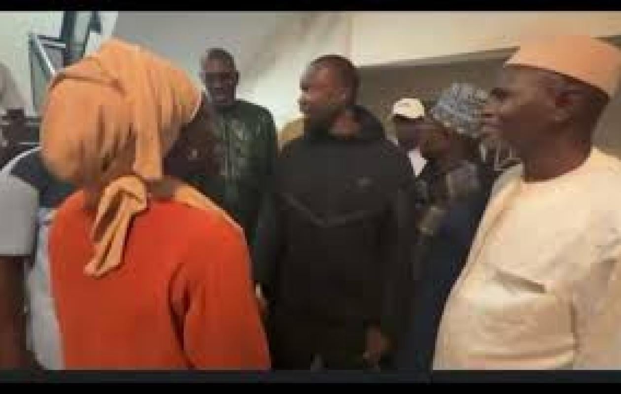 Visites de ses lieutenants, communion avec la foule : Les premières images de Sonko après son limogeage