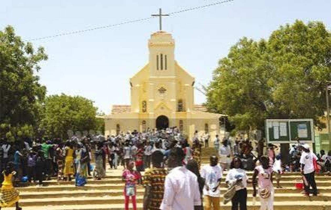 Popenguine 2026 : la jeunesse de Ziguinchor marche dans la ferveur derrière son évêque