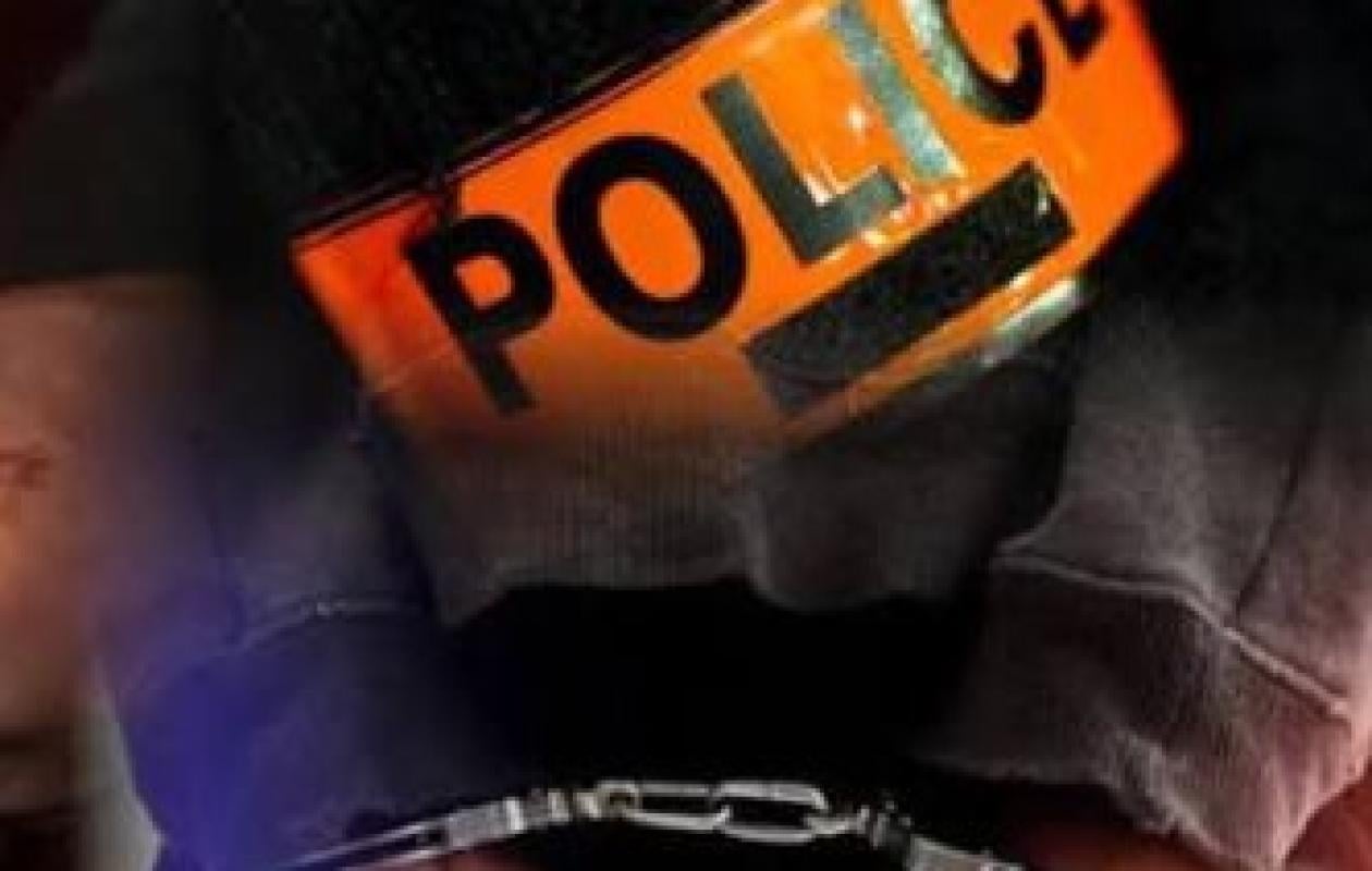 Il empoigne un policier, déchire sa veste et finit menotté : la nuit cauchemardesque d’un ivrogne à Guinaw-Rails