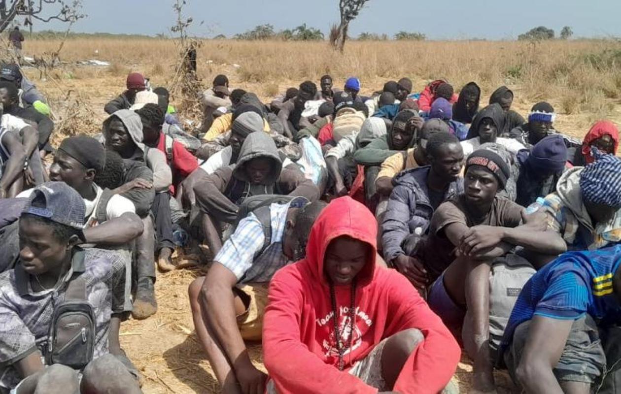 Trafic de migrants clandestins : un vaste réseau démantelé entre la Gambie et le Sénégal, 180 candidats interceptés à Sokone