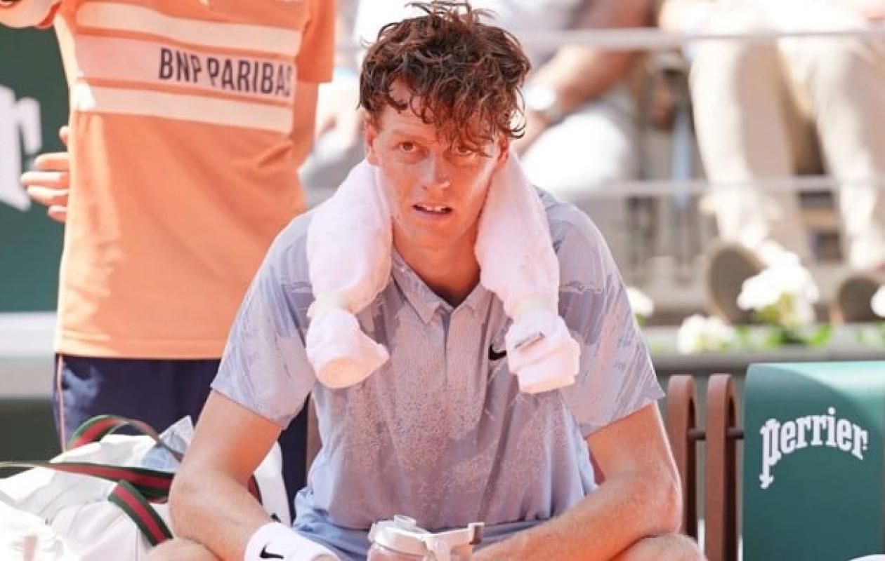 Roland-Garros: abandonné par son corps, le grand favori Sinner déjà à terre