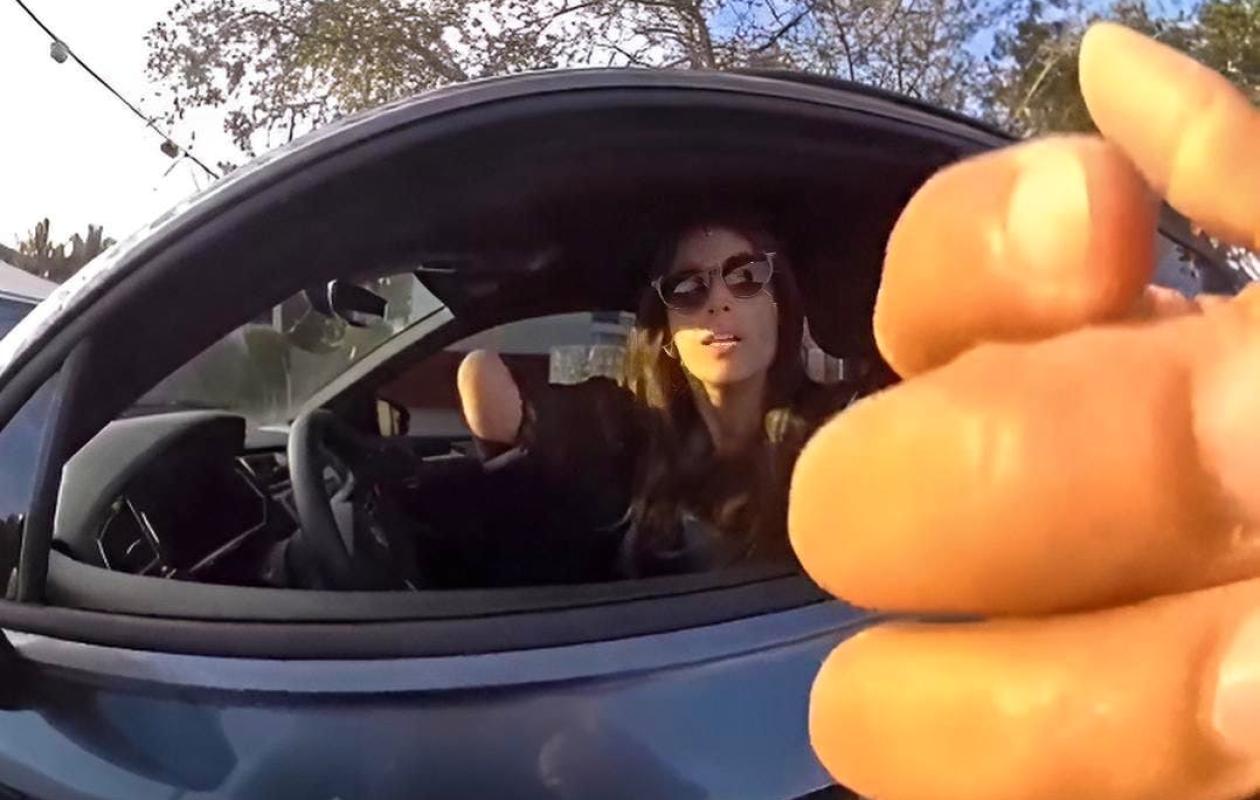 Elle reçoit une amende pour son téléphone en main… alors qu’elle n’a pas de main droite