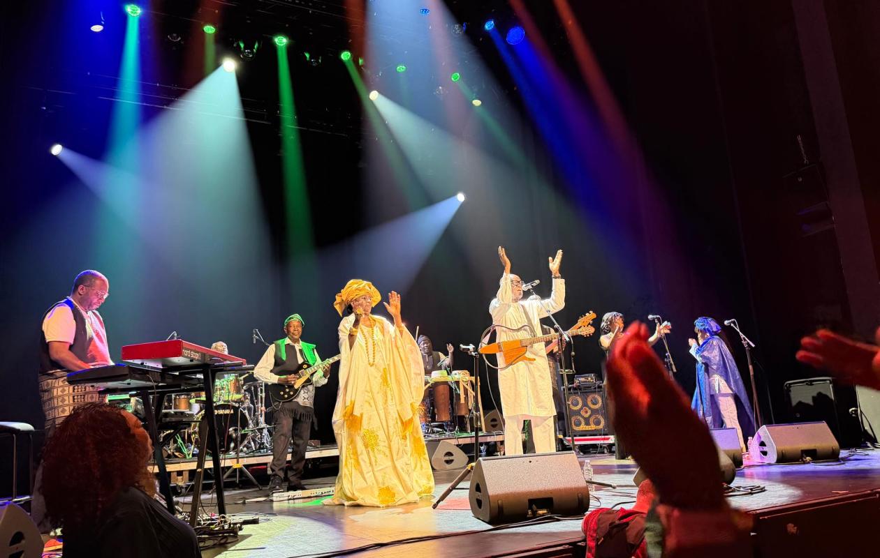 Genève : Ismaël Lô et Mahawa Kouyaté illuminent l'Alhambra pour la Journée de l’Afrique