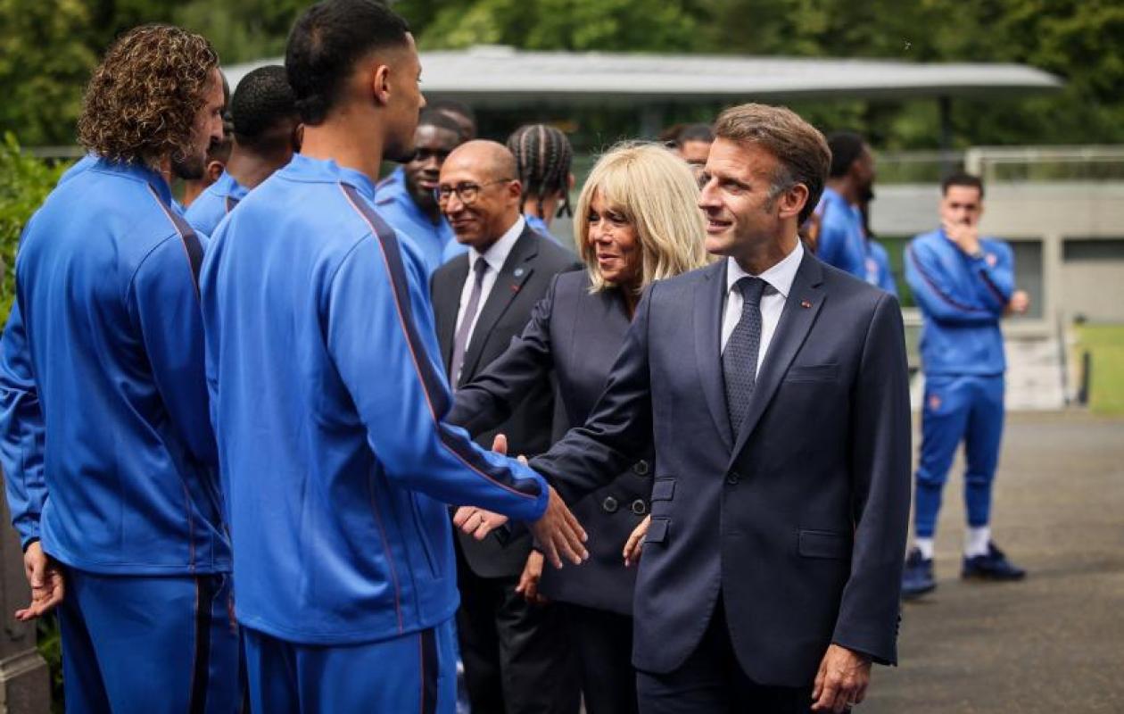 France : En visite à Clairefontaine, Macron évoque le match face au Sénégal au Mondial
