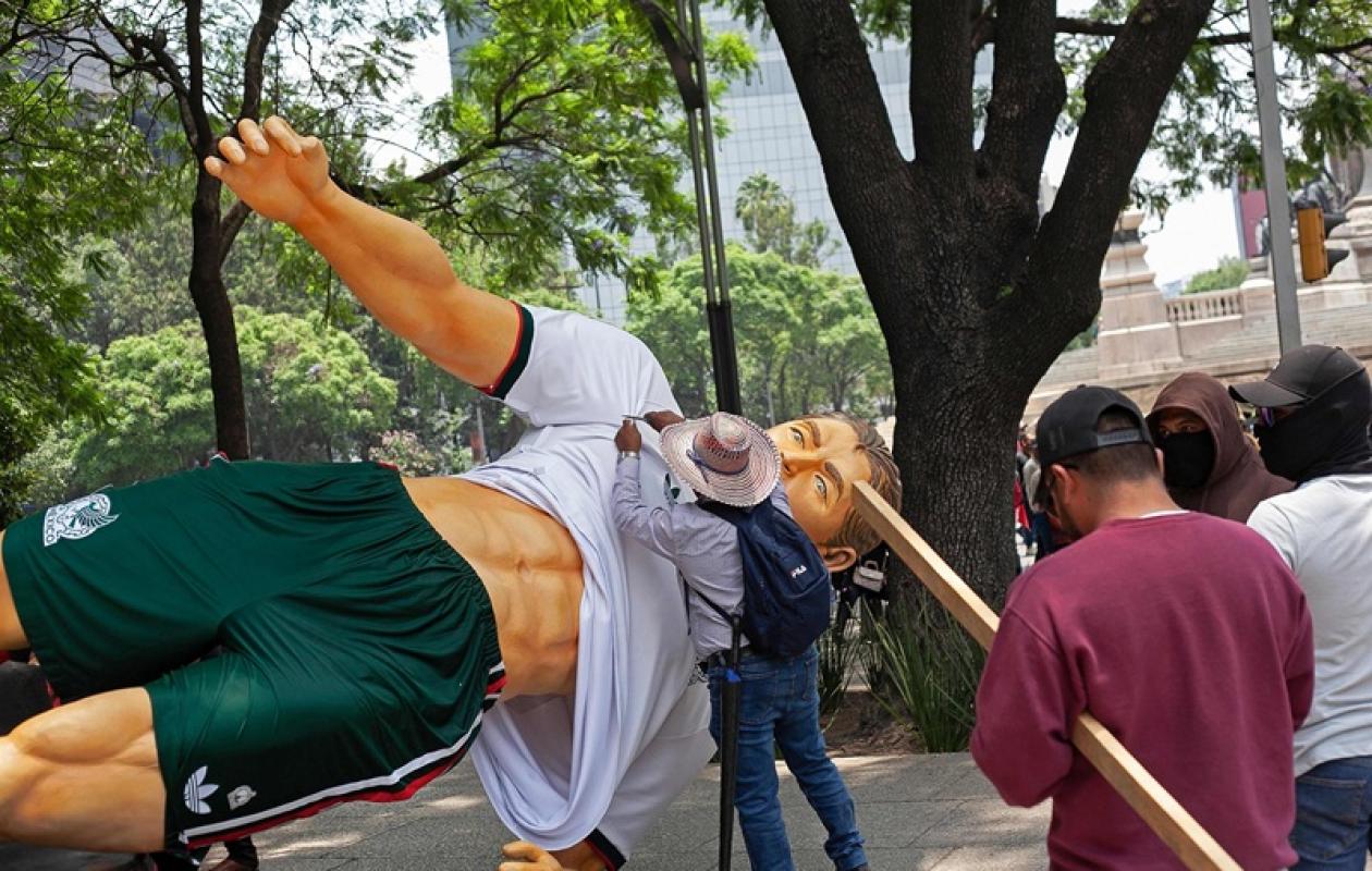 Mondial-2026 : statues renversées et maillots brûlés à Mexico lors d'une manifestation enseignante