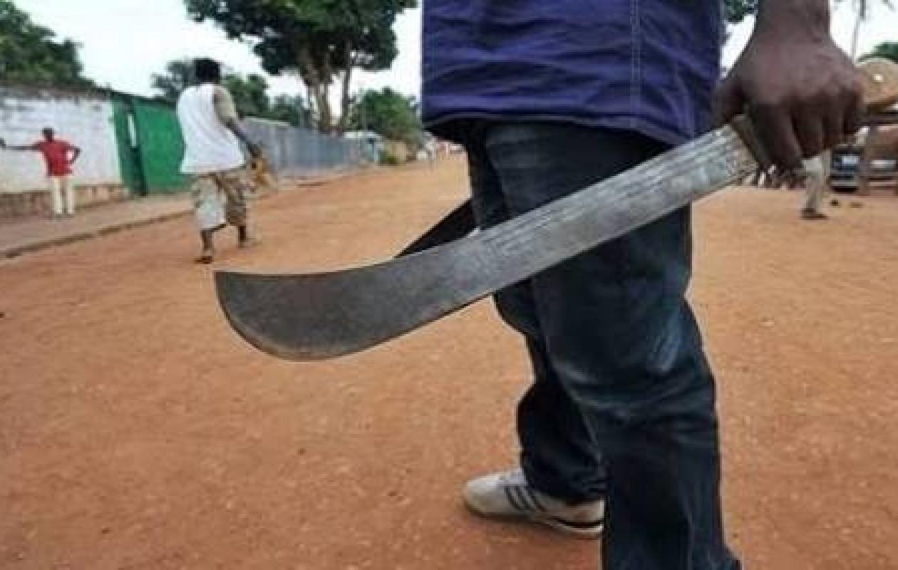 Guinaw-Rail : le chauffeur d'une ambassade à Dakar maîtrise un client armé d'une machette dans un bar