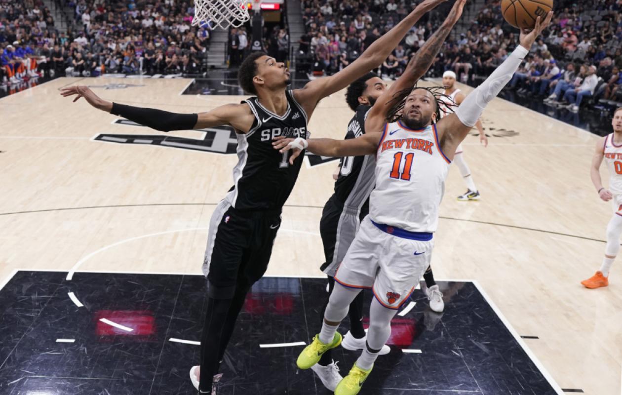 Finale NBA:  les Spurs subissent une remontée historique des Knicks, à un succès du titre