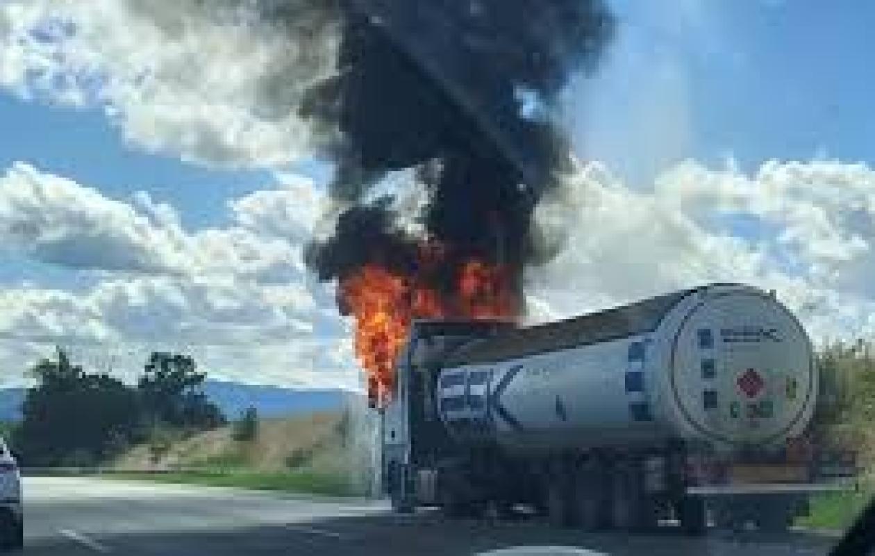 Autoroute à péage : un camion-citerne transportant du carburant en feu, la circulation fortement perturbée