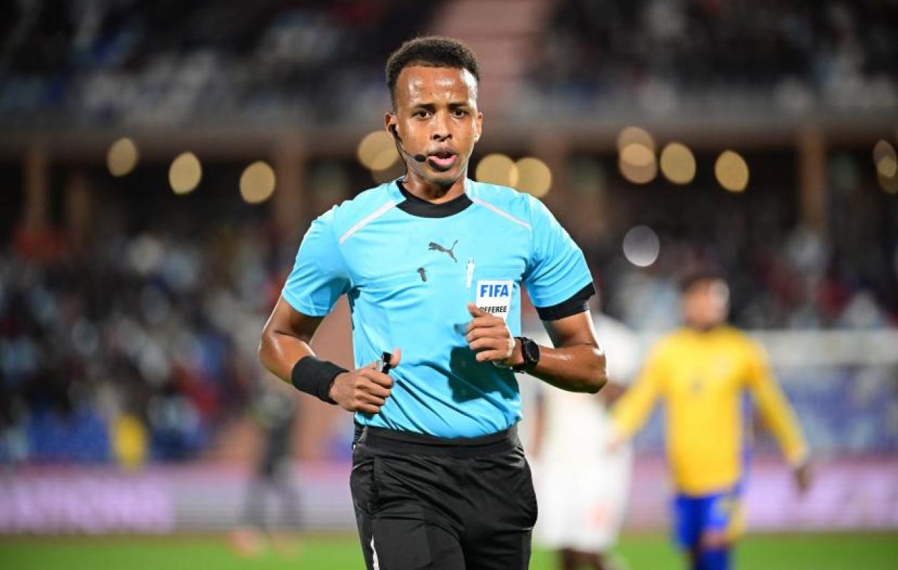 Refoulé des États-Unis, l’arbitre somalien Omar Artan désigné pour la Supercoupe d’Europe