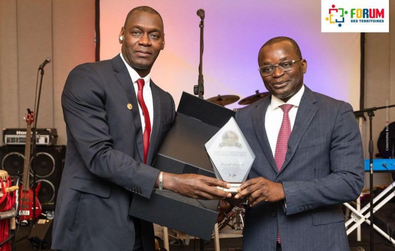 Bruxelles consacre Alioune Sarr : Le maire de Notto Diobasse reçoit le « trophée de la vision politique et du développement urbain »