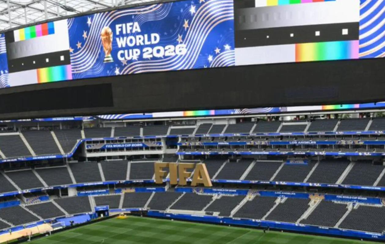 Mondial du Football : l´Afrique dans les stades, ses supporters aux frontières.(par F. WADE)