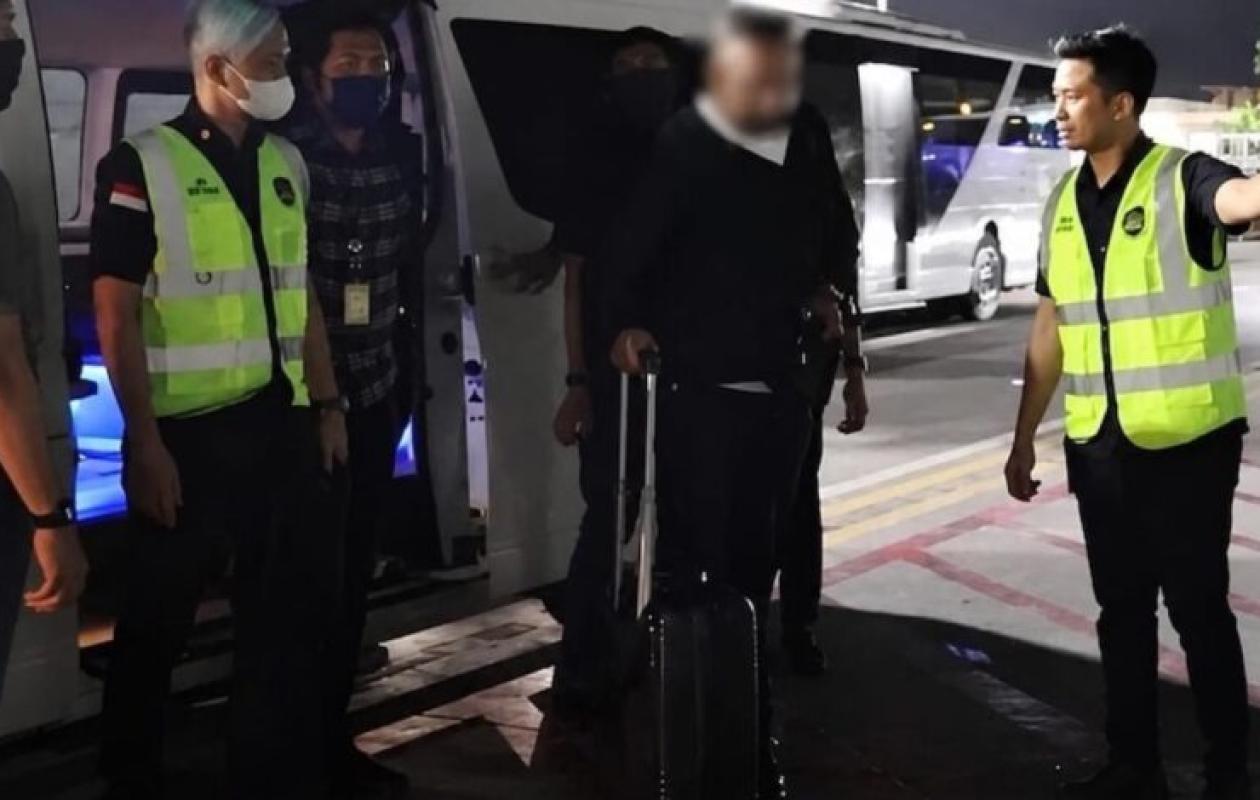 Un fugitif retrouvé caché dans les toilettes d’un jet privé pour l’Afrique