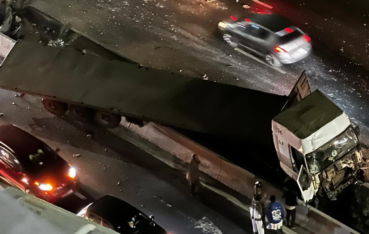 Autoroute de l’avenir : les images spectaculaires d’un camion qui a failli semer l’irréparable