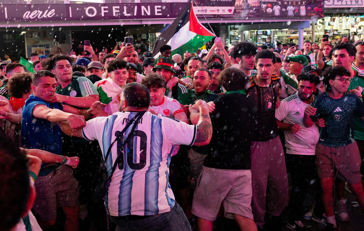 Mondial 2026 : Bagarre entre supporters argentins et algériens sur Times Square