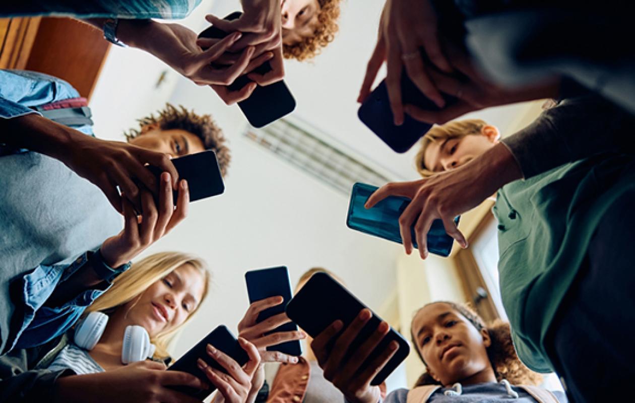 Les Emirats arabes unis interdisent à leur tour les réseaux sociaux aux moins de 15 ans