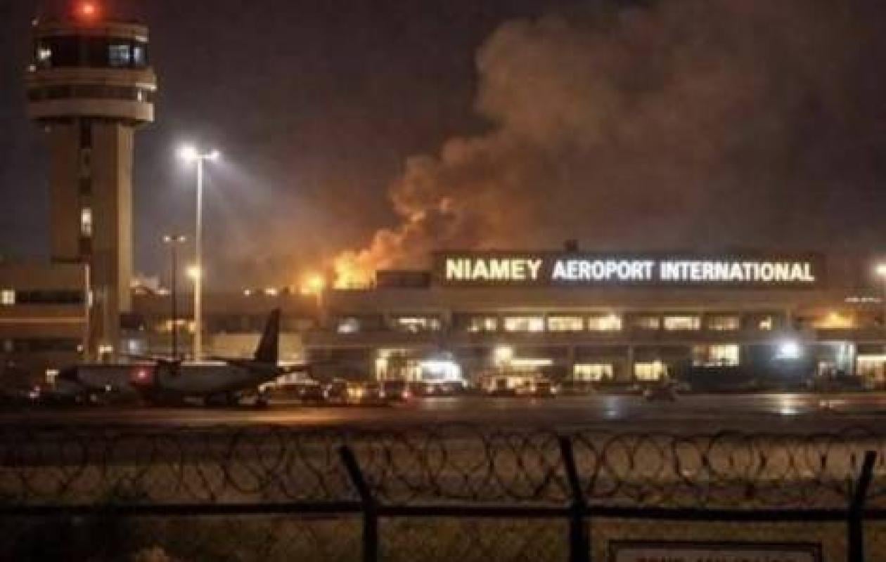 Niger: la branche sahélienne d'Al-Qaida revendique l'attaque meurtrière contre l'aéroport de Niamey