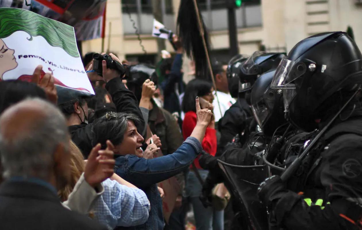 Des manifestants contre la répression en Iran bravent une interdiction de rassemblement à Paris