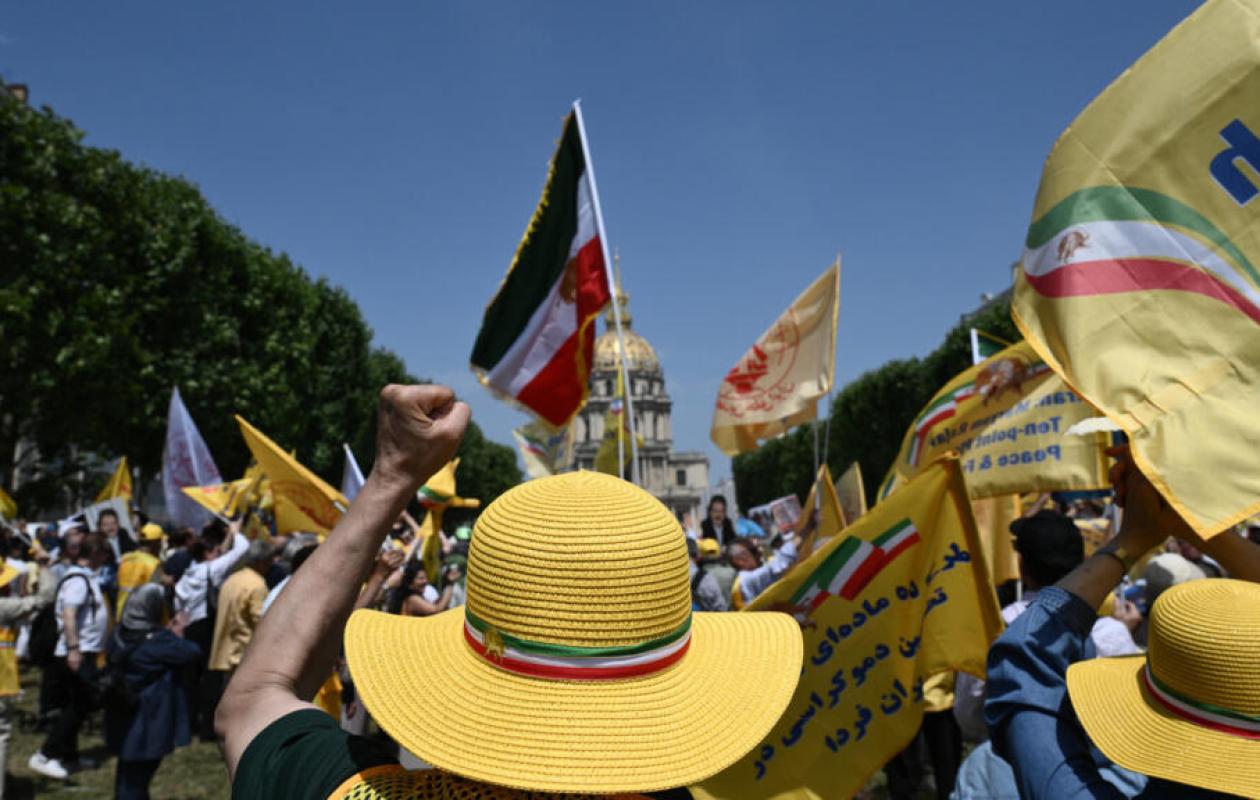 Des interpellations à Paris au cours d'un rassemblement interdit contre la répression en Iran