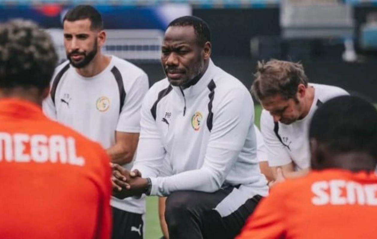 « Pape Thiaw était en train de faire ses valises à 6h d’un match » : les nouvelles graves révélations de Sport News Africa