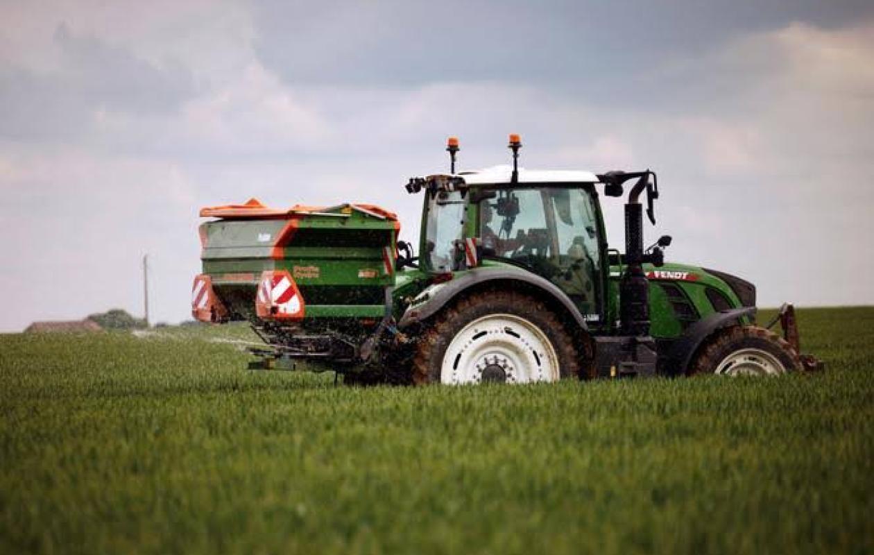 Le Sénat adopte le projet de loi d'urgence agricole, avec des mesures clivantes sur l'eau et les pesticides