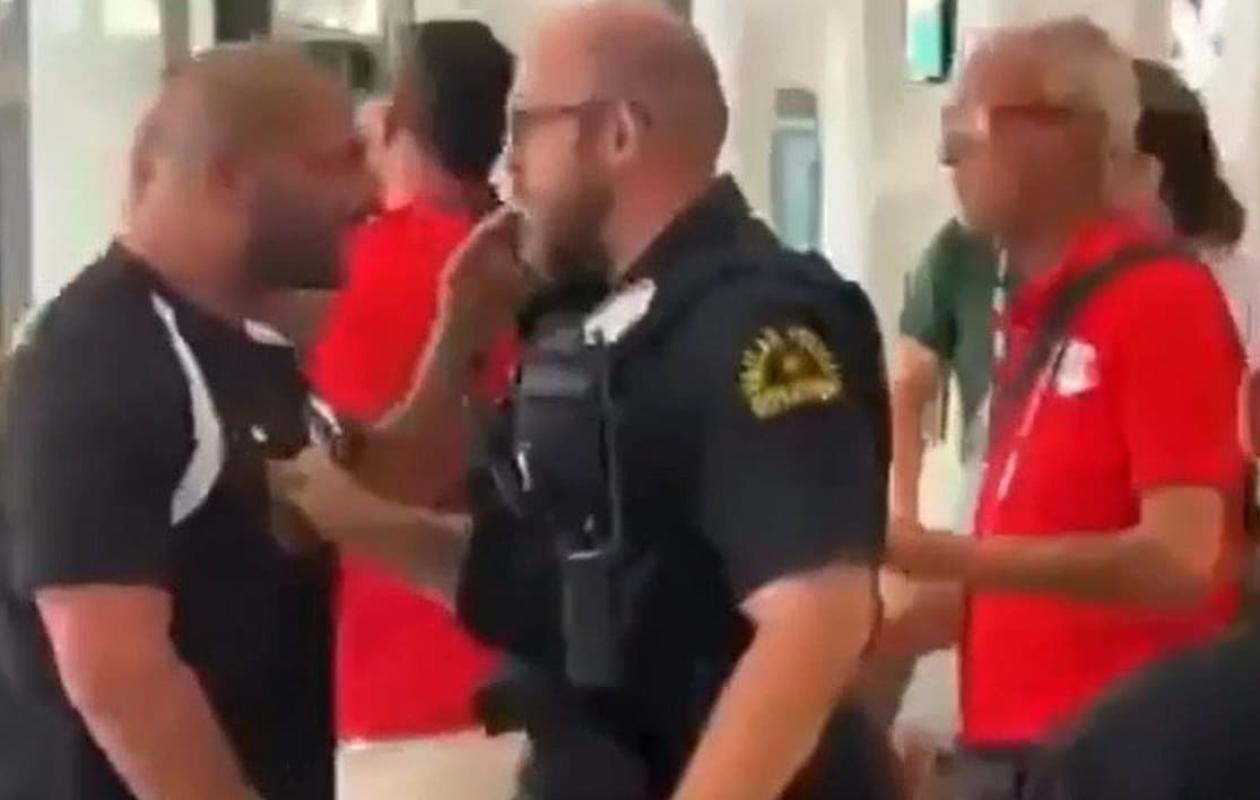 « Ne me poussez pas ! » : altercation entre la police de Dallas et la délégation égyptienne à son arrivée à l'hôtel pour les 16es de Coupe du monde